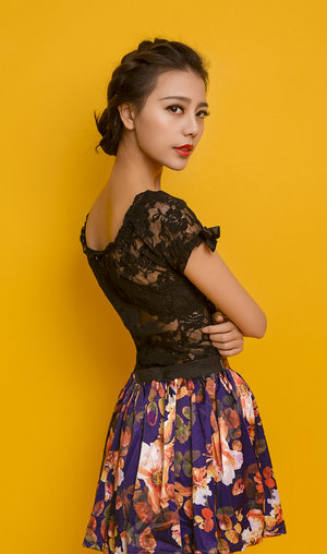 大爷大妈小树林里做金钱生意