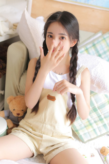 在宿舍撅着屁股被室友玩