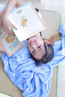 三个黑人吸奶摸B太爽了